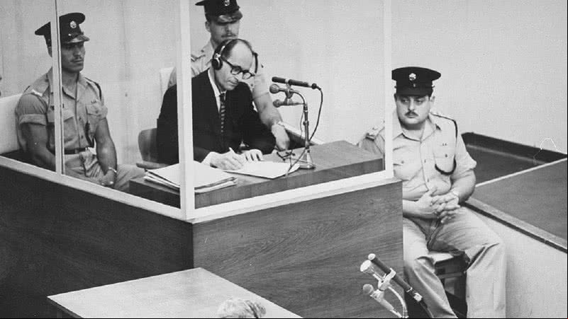 Adolf Eichmann em seu julgamento - Israel Government Press Office via Encyclopedia USHMM