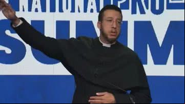 Padre foi expulso pela Igreja Católica Anglicana após gesto - Divulgação/X