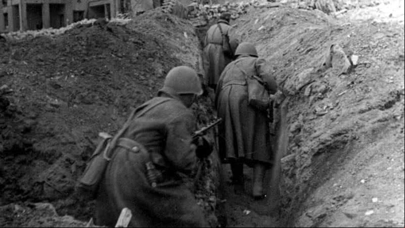 Soviéticos em trincheira de Stalingrado, ao fim da 2ª Guerra - Domínio Público