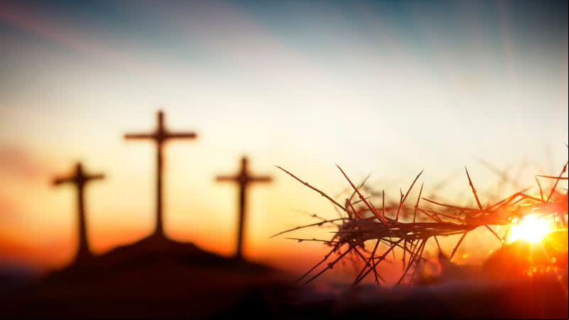 Coroa de espinhos e cruzes - Getty Images