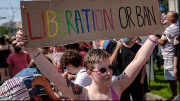 Manifestante em Marcha do Orgulho na Hungria - Getty Images
