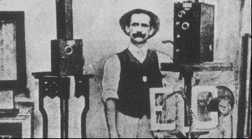Afonso Segreto, irmão do pioneiro do cinema no Brasil, Paschoal Segreto (1868-1920) - Revista Nossa História, ano 2, nº 13, pág. 82 / Acervo particular/ Via Wikimedia Commons