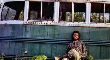 Christopher McCandless  em frente ao ônibus 142 - Divulgação