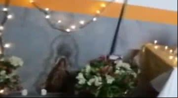 Devotos fizeram um altar para Virgem Maria em um estacionamento na Colômbia - Divulgação/Twitter/RedMasNoticias